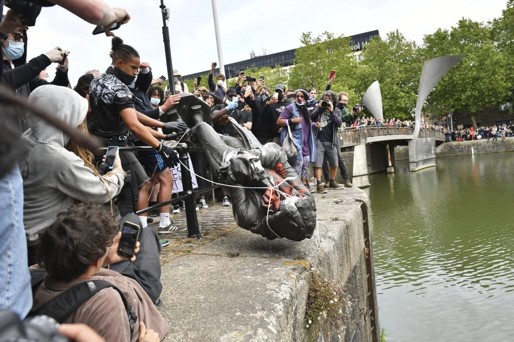 Edward Colston Statue pushed into the river in Bristol