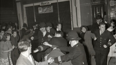 Police arrest mob during notting hill riots